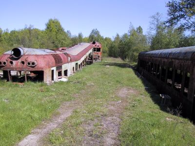 Sotahistoriaa Itä-Kannaksella 1-4.6.2001
Ristseppälän asemanseutua. Tarinan mukaan kiskot oli otettu pois molemmin puolin junaa, siihen sitten se juna jäi. 
