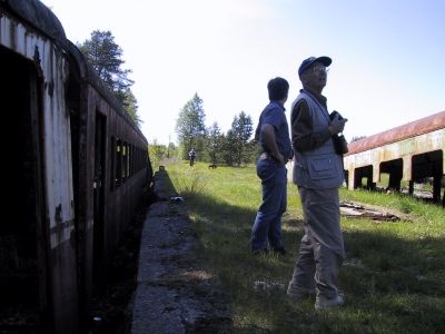 Sotahistoriaa Itä-Kannaksella 1-4.6.2001
Ristseppälän asemanseutua. Tarinan mukaan kiskot oli otettu pois molemmin puolin junaa, siihen sitten se juna jäi. 

