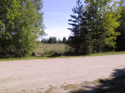 Sotahistoriaa Itä-Kannaksella 1-4.6.2001
Tuolla maantien takana, aukossa näkyvällä pellolla oli Äyräpään siviilihautausmaa. 
