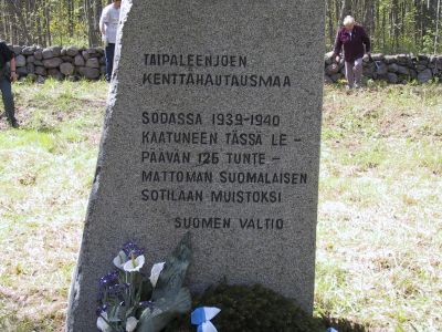 Sotahistoriaa Itä-Kannaksella 1-4.6.2001
Taipaleen kenttähautausmaa.

