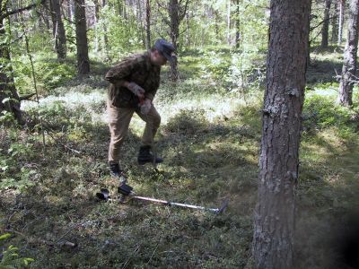 Sotahistoriaa Itä-Kannaksella 1-4.6.2001
Venäläinen sotajäänteiden etsijä Taipaleen maastossa.
