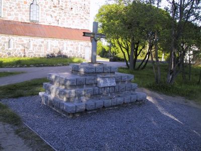Sotahistoriaa Itä-Kannaksella 1-4.6.2001
Kaatuneiden käkisalmelaisten muistomerkki, kirkko takana

