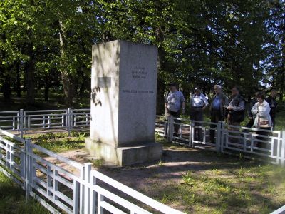 Sotahistoriaa Itä-Kannaksella 1-4.6.2001
Räisälän kirkon luona oleva Räisälän hautausmaan  muistomerkki. 
