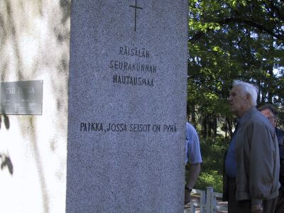 Sotahistoriaa Itä-Kannaksella 1-4.6.2001
Räisälän kirkon luona oleva Räisälän hautausmaan  muistomerkki. 
