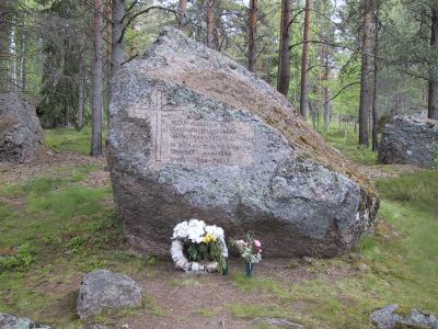Sotahistoriaa Itä-Kannaksella 1-4.6.2001
Ihantalan hautausmaan muistomerkki 
