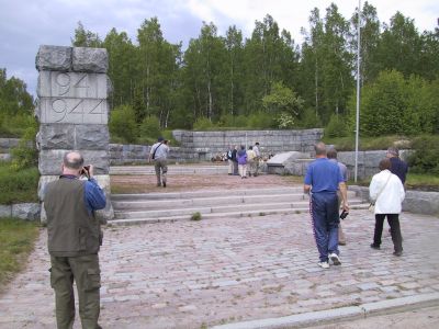 Sotahistoriaa Itä-Kannaksella 1-4.6.2001
Portinhoikan venäläisten perustama sankarihautausmaa
