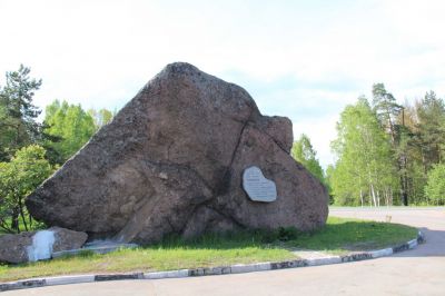 Viipuri 1918-1944
Tienhaaran taistelujen muistomerkki Kasakkakivessä.
Wikipedia kertoo: 
"Tienhaaran taistelu oli Viipurin luoteispuolella Tienhaarassa jatkosodan loppuvaiheessa käyty taistelu. 22.–25. kesäkuuta 1944 käydyssä taistelussa Neuvostoliitto yritti murtaa Suomen puolustuksen ja avata tien Helsinkiin siinä kuitenkaan onnistumatta. Everstiluutnantti Alpo Marttisen johtama suomenruotsalainen JR 61 saavutti keskitetyn tykistön tulituen avulla torjuntavoiton ylivoimaisista neuvostojoukoista"
Jatka lukemista Wikipediassa!

