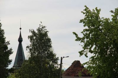 Viipuri 1918-1944
Keskiaikainen Raatitorni vasemmalla ja edessä näkyy Viipurin maaseurakunnan kirkon rauniot. Raatitorni oli entisöinnissä kuvaushetkellä.  
