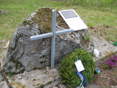 Lumivaaran sankarihautausmaan muistomerkki. 
Tähän on haudattu 111 lumivaaralaissta sankarivainajaa vv. 1939-44.
