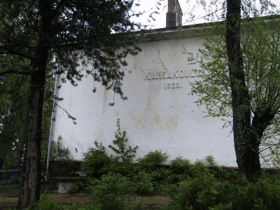 Jaakkiman kansakoulu. Seinässä vuosiluku 1928.
