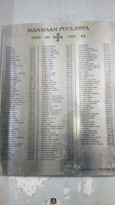 Lumivaara 22-25.06.2014
Sankarivainajien 111 nimiluettelo on kirkon seinään kiinnitetty 2000-luvulla.
