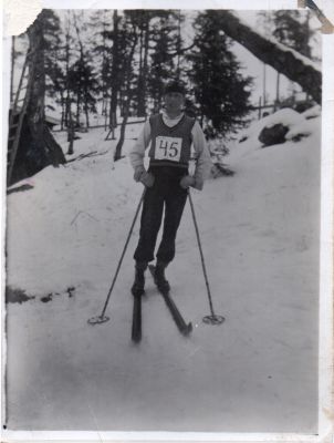 Wilppaan piirikunnallisista hiihtokilpailusta Esisisaaressa 18.3.1934, 20 km hiihdon jälkeen Vilho Neuvonen. Kuvan taustassa leimasin leima:  "Esisaaren V. U: seura YRITYS r.y."
