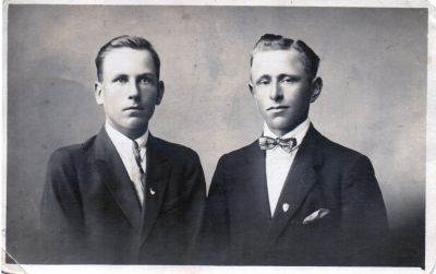 Vasemmalla puolella Sulo Tuunainen ja oikealla äitini isä Vilho Neuvonen
