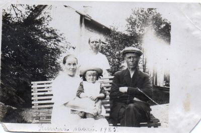Kuurinsaari 1925. Taustalla lukee Maikki, Liisa, Vilho ja takana Martta

