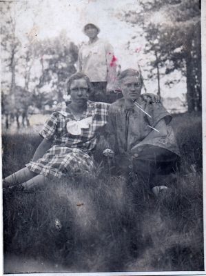 Saimi Pylkkänen,  ? ja Kaarina Tvilling (äitini äiti)  vasemman puoleinen
