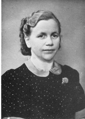 Tätini Laina Neuvonen synt. 1908. Hän asui evakon jälkeen Kotkassa.
