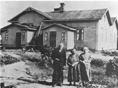 Vaittisen talo Onkkakalliolla sekä äitini isän vanhemmat Villehard ja Aurora Neuvonen ja Liida Vaittinen
