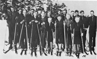 Esisaaren Yrityksen hiihtäjien ydinjoukon muodostivat Neuvosten veljekset. Pappani ja setäni Uuno, Armas ja Toivo Neuvonen
