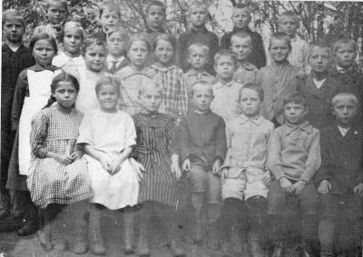 II luokka 1918. alarivissä kolmas vasemmalta äitini äiti Karin Neuvonen

