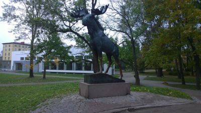 Kävelyllä Viipurissa 16-17.10.2015
Jussi Mäntysen Hirvi-patsas, taustalla Aallon kirjasto.
