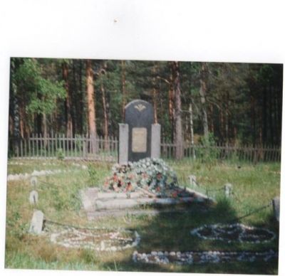 Tässä sama kuva hautausmaalta kuin SA-kuvassakin, tämä otettu -90 luvulla, pääkivi on eri paikassa kuin alkuperäisessä välirauhan aikaisessa kuvassa..
