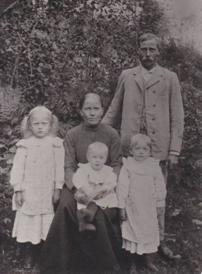 Pamola
Pekka ja Helena Kilpiö kolmen tyttärensä kanssa kuvassa kotisaarellaan...Aino.. Anni.. Ester
