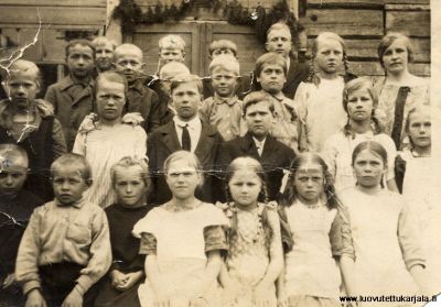 Syvälahden lasten koulukuva lk 4 v. 1926. Jenny Salli, Tyyne Niemi, Olga Niemi, Martta Valjus opettaja.
