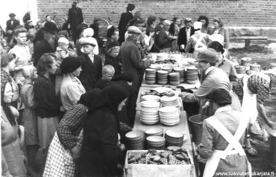 Leppäsyrjän (Suistamo) evakot 10.7.1944 Lapualla soppajonossa. Lapuan lotat ruokkivat matkalaisia jotka olivat tehneet matkaa 7.7.1944 alkaen. 
