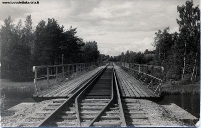 Pienempi Vuoksen ylittävä rautatiesilta. Oikealla Kalliosaari. Rautatie Hiitola-Käkisalmi, Rautu (Raasuli) jatkuen Neuvostoliittoon. 
