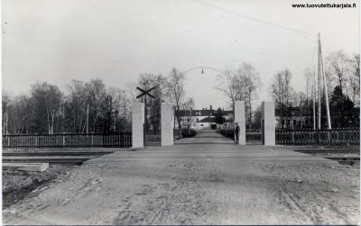 Savon jääkärirykmentin portti Käkisalmessa. Edessä oleva Rautatie jatkaa Laatokan rantaan satamaan, sahoille ja Waldhoffin sellutehtaalle.
