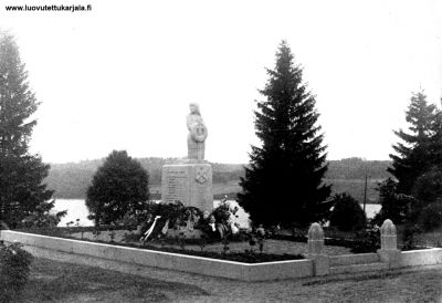 Sankaripatsas. Kirvun sankaripatsaan oli suuniitellut Ilmari Virkkala ja oli pystytetty 1921.  Oli venäläisten hävittämä.
