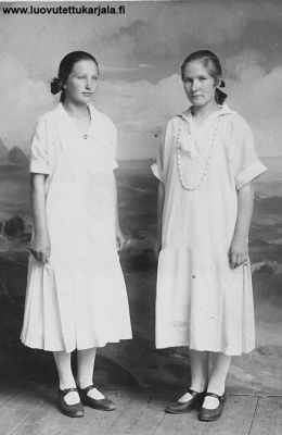 Patrikin tytöt rippileningeissään vuonna 1926, vas. Alma Hyttinen os. Tepponen ja Anna-Mari Harju os. Grön.
