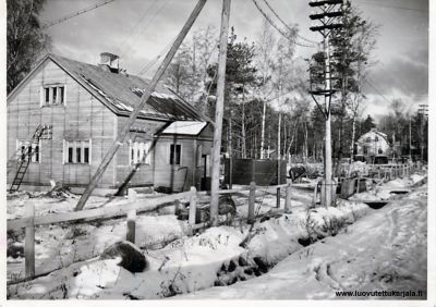 Jatkosodan aikaista Koivistoa. Suutari Närväsen talo. (Matkustajakoti Radion tontti vielä ehjä) Asuintalomme oikealla vielä ehjä.
