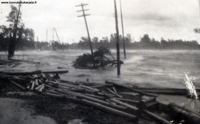 Syysmyrskyn tuhoja 1924 lukee kuvassa.
