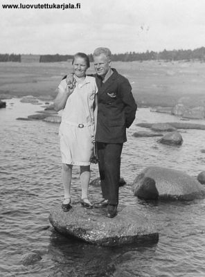Seivästön rannassa 14.5.1928 Elma Suomalainen ja Vilho Rusi.
