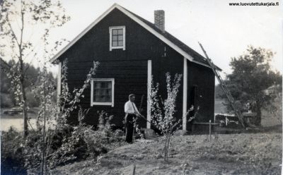 Aleksi (Ale) Orpana talonsa edessä kesällä 1939. (Aleksi oli värikäs persoonsa ja tarinan kertoja).
