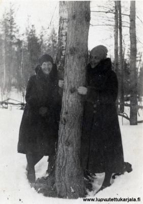 Sipiläinen, äiti Selma (Hiiri) vas. ja kummitäti Martta Sirkiä oik. 1931. Konnitsalaista muotia.
