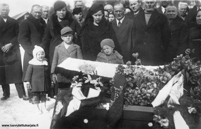 Hautajaiset Vpl Pyhäjärvellä ilmeisesti 1930-luvulla. Vainaja mahdollisesti Yläjärven kylästä. 
