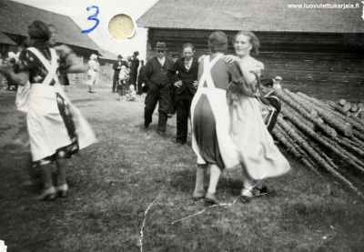 Sulo Kiurun ja Elvi Oravan häitä tanssitaan Raudun Aliskassa v. 1939.
