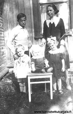 Terijoella 1932 kotipihalla äiti Mandi  ja lapset, kuvan lähettäjä Kyllikki, Kaarlo ja martti sekä isän nuorin veli Reino Virolainen. 
