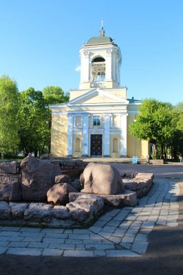 Viipuri 1918-1944
Pietari–Paavalin kirkko valmistui vuonna 1799.
Edessä on Karhu jollaisia Viipurin rautatieasemalla oli 2 kpl. Toinen näistä karhuista on nyt kirkonedessä.
Venäläiset räjäyttivät rautatieaseman elokuussa 1941 vetäytyessään kaupungista. 
