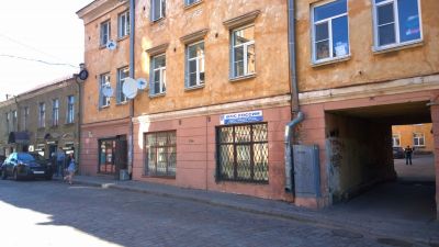 Viipuri 1918-1944
Linnakatu 12. Asuin tuossa oikeanpuoleisen lautasantennin kohdassa olevassa huoneistossa, keskellä vanhaa historiallista Viipuria.

