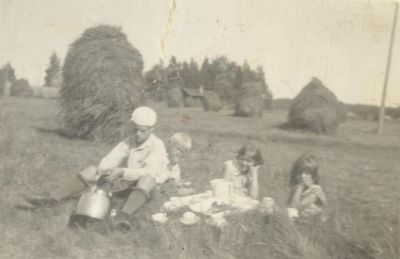 1932
Ögårdin heinäpellolla Matti Ögård, Heikki, Karin ja Lahja: 

