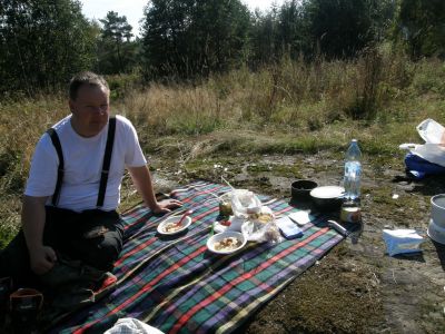 Muistomatka 70 v evakkoon lähdöstä.
Tomi lounaalla Tervajärven kallioilla.
