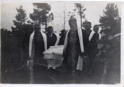 Tämä kuva todennäköisesti joko Wilhelm tai Aurora Neuvosen hautajaisista, koska Neuvosen veljekset arkkua kantamassa.
