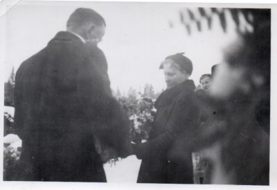 Äitin vanhemmat Karin ja Vilho Neuvonen seppeleen laskussa.
