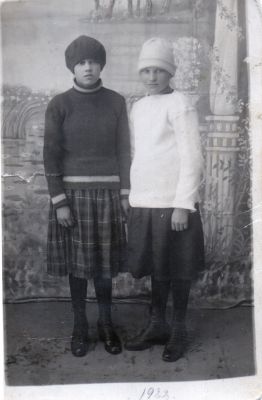 Sini Husu ja Karin Tvilling 1922 (Karin Neuvonen äitini äiti)
