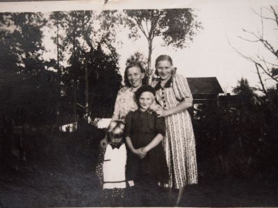 Oikeanpuoleiset isoäitini Karin Neuvonen ja pikkutyttö äitini Eira Jähi. os Neuvonen
