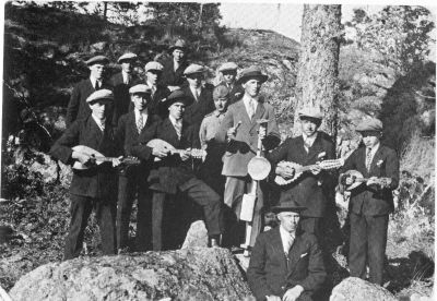 Kuurisaaressa nuorisoa 1928. alavasen Uuno Neuvonen ja puutavasten Vilho Neuvonen
