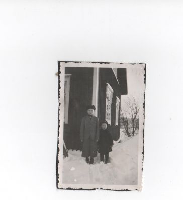 Serkukset Martti ja Yrjö, Helena mummin hautajaisissa...1942
